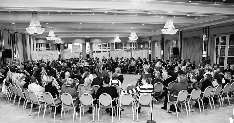 Bildet viser en gruppe som sitter i sirkel, en gruppesituasjon som er vanlig i Open Space