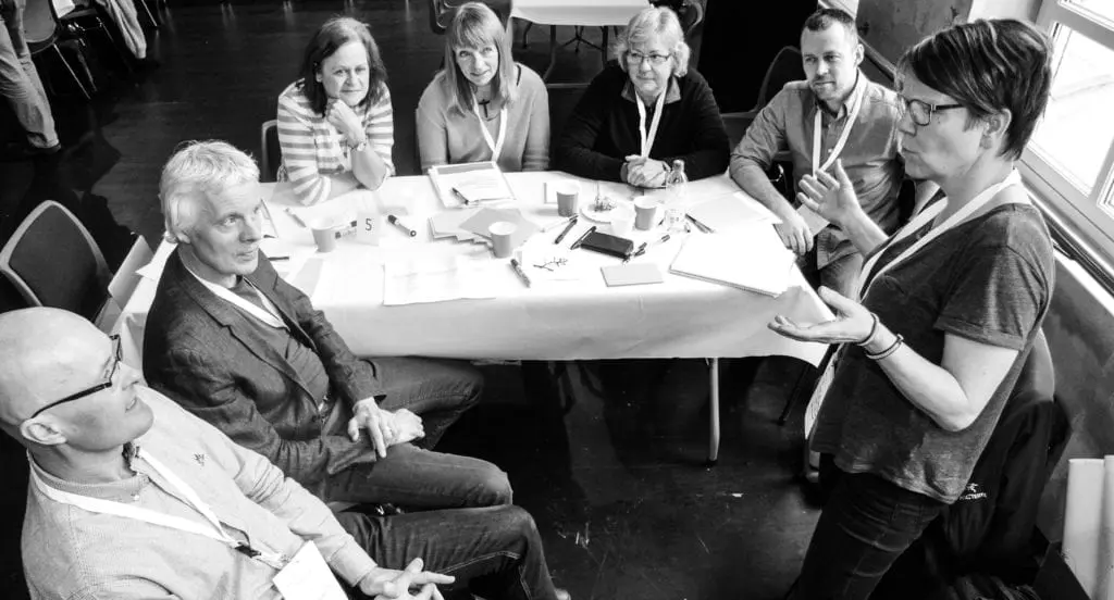 Bildet viser en gruppe på en Open Space-samling