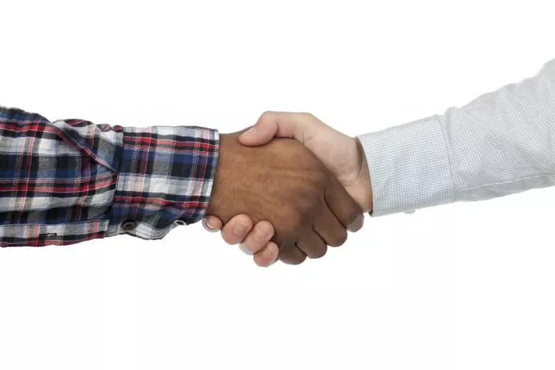 to hender som tar hverandre i hendene