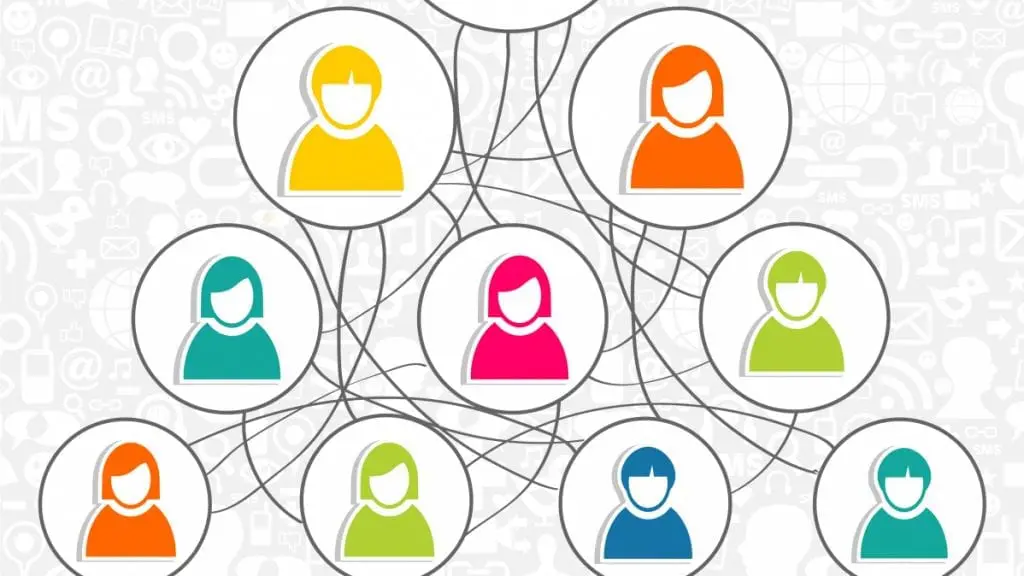 To damer som går tur med staver