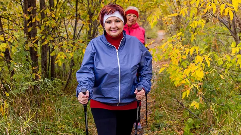 To damer som går tur med staver