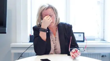 Trøtt kvinne på kontor