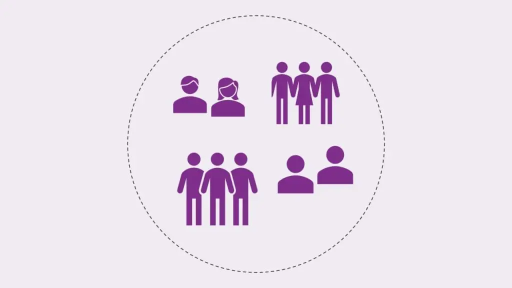 Personer fra fire team inni en sirkel