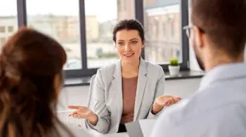 Bildet illustrerer en samtale mellom terapeut, arbeidsgiver og arbeidstaker