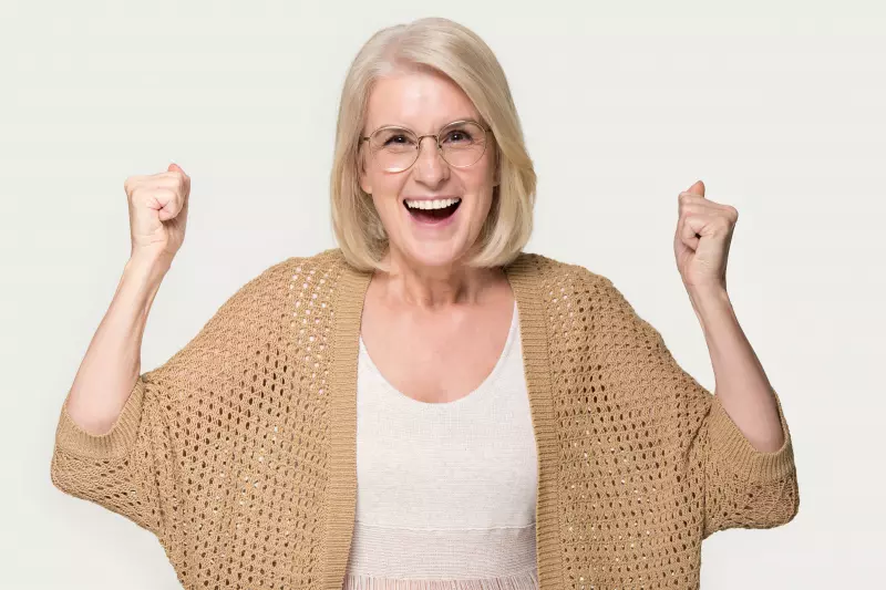 Jublende godt voksen kvinne