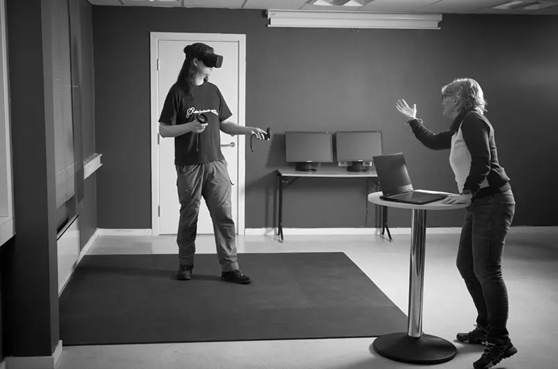 Deltaker på Orbit Arena bruker VR-utstyr