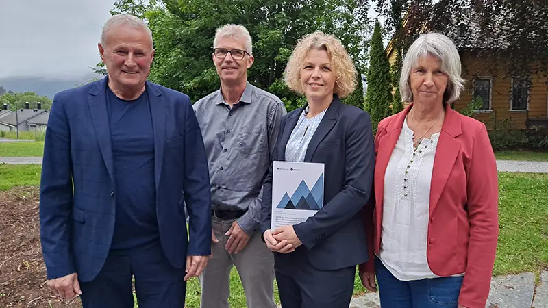 Bildet viser Anita Dyb Linge med sine veiledere på doktograden