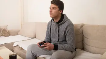 Ung mann som spiller tv-spill
