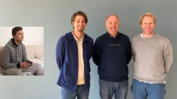 Tre mannlige fagpersoner som jobber med arbeidsrettet rehabilitering for unge. Innfelt bilde av ung mann som spiller TV-spill.