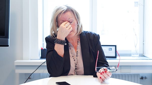 Trøtt kvinne på kontor
