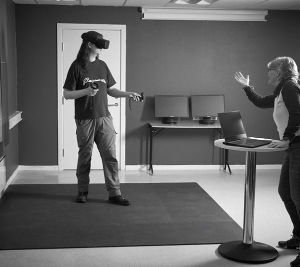 Deltaker på Orbit Arena bruker VR-utstyr