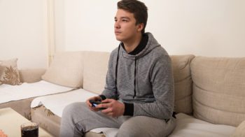 Ung mann som spiller tv-spill